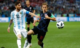 Messi và Modric trong cuộc chạm trán ở World Cup 2018. Ảnh: Getty Images