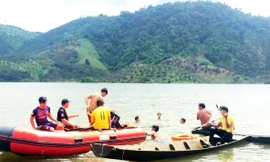 Lực lượng cứu hộ tìm thấy thi thể hai nạn nhân ở cách vị trí lật thuyền không xa.