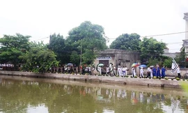 nan-nhan-thu-5-vu-duoi-nuoc-o-ao-lang-ha-noi-tu-vong Ao làng Sở Hạ, nơi 5 người bị đuối nước. Ảnh: Gia Chính 