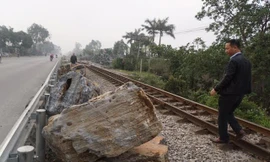 Khối đá khủng chỉ cách đường ray vài chục cm. 