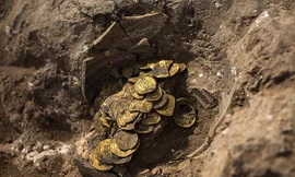 Đào được bình cổ chứa kho báu hơn 1.100 năm