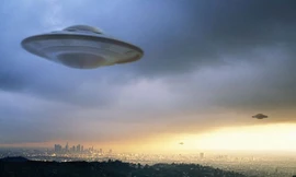 Cô gái hết hồn khi phát hiện UFO ở cự ly cực gần