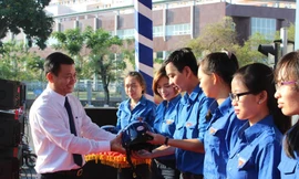 Ông Đào Anh Dũng Phó Chủ tịch UBND thành phố Cần Thơ trao tặng nón bảo hiểm cho thanh niên.