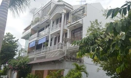 Khu biệt thự được cho là của ông Giang Văn Hiển (SN 1950, bố của Giang Kim Đạt) tại phường Bình An, quận 2, TPHCM Bố đẻ của Giang Kim Đạt bị truy tố về tội rửa tiền