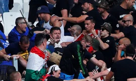 Cổ động viên đụng độ cảnh sát, Hungary bị phạt nặng