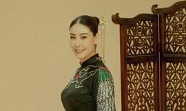 Bà Nguyễn Tăng Diệu Hương (phía trước) và Hà Kiều Anh khi còn bé (được bế phía sau) 