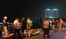 Chiếc xe bị cho là mất lái, đâm gãy 5m lan can cầu rồi lao xuống sông Hồng. 