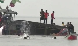 Tàu chở 40 học sinh lật giữa biển, nhiều người mất tích
