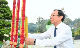 Lãnh đạo TPHCM dâng hương tưởng nhớ Chủ tịch Hồ Chí Minh, Chủ tịch Tôn Đức Thắng và các Anh hùng liệt sĩ