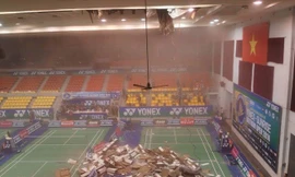 Trần nhà thi đấu đổ sập xuống sân đấu số 3.