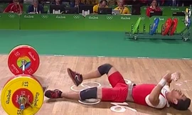 Thạch Kim Tuấn nằm vật ra sàn thất vọng sau lần cử đẩy thứ ba không thành công.