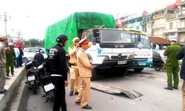 Sau khi trượt dốc, xe tải chở cám con cò mới dừng lại khi mắc vào xe khách Hải Âu. Ảnh: Minh Sơn