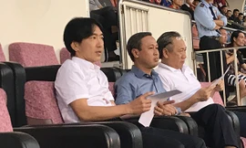 HLV Miura có mặt trên sân Thống Nhất theo dõi trận đấu của CLB TP.HCM tại vòng 25 V-League