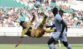 Khoảnh khắc Quang Hải thực hiện cú “ngả bàn đèn” phút 13. Ảnh: Pau FC