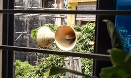Loa phường leo cột điện, 'thò cổ' vào nhà dân