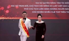 Ai tổ chức chuỗi sự kiện đình đám vinh danh 'nhà thơ thế giới'?