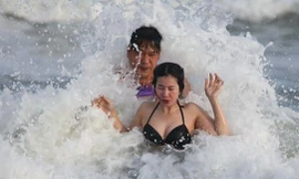 Hàng nghìn du khách đổ về, biển Vũng Tàu nhộn nhịp ngày cuối năm