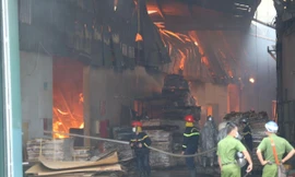 Lính cứu hoả tiếp cận nhà kho từ hướng chính diện. Ảnh: Vnexpress