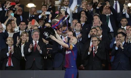 Thủ quân Andres Iniesta nâng cao Cup Nhà vua sau chiến thắng. Ảnh: Reuters