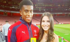 Nữ MC hứa mặc áo tắm siêu nhỏ nếu Arsenal… vô địch