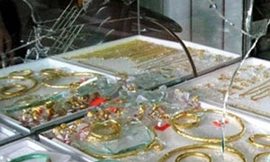 Vác dao vào tiệm vàng, đập vỡ tủ để cướp giữa ban ngày
