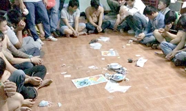 Các đối tượng bị bắt giữ trong sòng bạc.