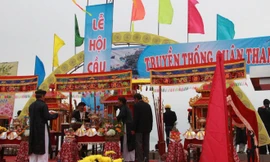 Làm lễ tế cầu cho ngư dân thắng lợi.