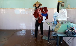 Người dân ở Vũng Tàu sơ tán tài sản sau sự cố vỡ kênh, nước tràn vào nhà. 