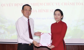 Trao quyết định cho tân Chánh tòa Tòa Hình sự TAND cấp cao tại TPHCM.