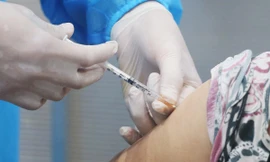 Thứ trưởng Bộ Y tế Nguyễn Trường Sơn thăm hỏi các bệnh nhân bị tai biến sau tiêm vắc xin ở Thanh Hóa