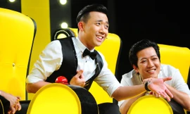 Trấn Thành (trái) trong một chương trình truyền hình.