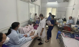 Bác sĩ thăm khám cho bệnh nhân SXH tại BV Bạch Mai. Ảnh: H.Minh