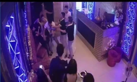 Nhóm thanh niên hành hung nam nhân viên sau khi gạ gẫm nữ nhân viên quán đi chơi bất thành.