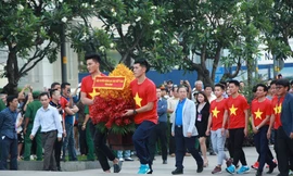 U23 Việt Nam làm lễ dâng hương tại tượng đài Bác Hồ