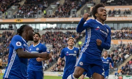 Willian và các đồng đội ở Chelsea ăn mừng bàn thắng mở tỷ số. 