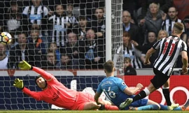 Hàng thủ mơ ngủ, Arsenal thua ngược Newcastle