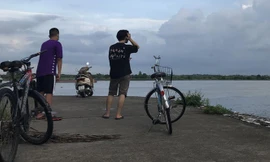 Người dân Hà Nội hiện khó tiếp cận sông Hồng Ảnh: Trường Phong 