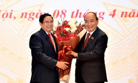 Chủ tịch nước, Thủ tướng và Chủ tịch Quốc hội tặng hoa các phó thủ tướng và bộ trưởng, trưởng ngành vừa được phê chuẩn. Ảnh: Như Ý