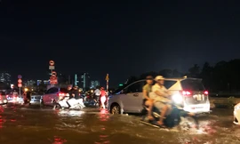 Triều cường đạt đỉnh ở Sài Gòn, người dân 'bơi' trên đường