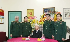 Đoàn Quân ủy Trung ương, Bộ Quốc phòng chúc thọ 96 tuổi Đại tướng Lê Đức Anh, nguyên Ủy viên Bộ Chính trị, nguyên Chủ tịch nước ngày 1/12/2016. (Ảnh: Hồng Pha/TTXVN)