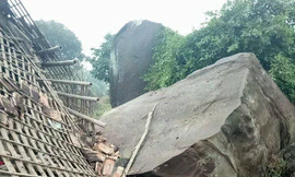 Đá 'khủng' lăn sập nhà vào nửa đêm, 9 người thoát chết trong gang tấc