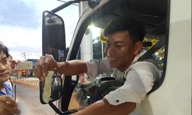 Tài xế dùng tiền lẻ nhúng nước để mua vé