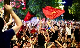 Cổ động viên nơi quê nhà cuồng nhiệt 'tiếp lửa' cho đội tuyển Việt Nam