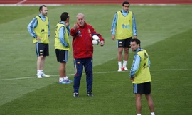 HLV Del Bosque có thể phải trả giá đắt khi vẫn đặt niềm tin vào tiki-taka và Barcelona.