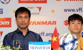 HLV Hữu Thắng và tân đội trưởng U23 Việt Nam - Đỗ Duy Mạnh (Ảnh: Hoàng Tùng).