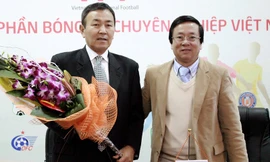 Ông Tanaka xuất thân là cầu thủ, thi đấu ở vị trí tiền vệ phòng ngự.