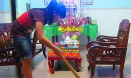 Quét nhà, hót rác là việc làm "đại kỵ" ngày đầu năm.. Ảnh: Zing