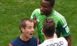 Trọng tài bỏ qua lỗi đánh nguội của Giroud đối với Mikel