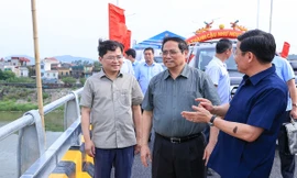 Thủ tướng Phạm Minh Chính và lãnh đạo tỉnh Bắc Giang và Bắc Ninh tại cầu Như Nguyệt. Ảnh: Nguyễn Thắng.