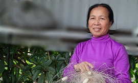 Bà Tâm bên tấm lưới cũ từng bắt được cá sủ vàng 23 năm trước.